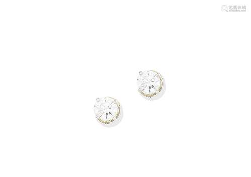 A pair of diamond earstuds