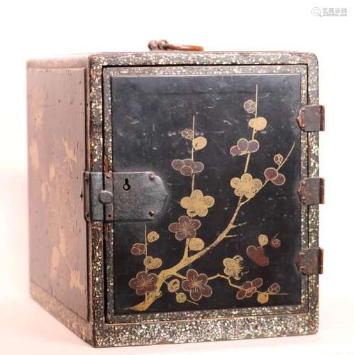 Early Japanese Lacquer Casket with MOP - 16/17th cen