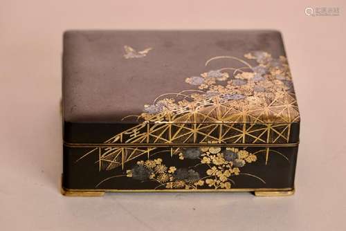 Japanese Komai Box with Floral Bird Motif