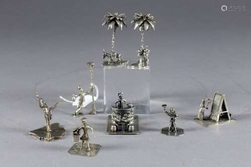 Huit Sujets miniatures en Argent. Figurant scène o...;