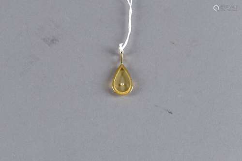 Pendentif. En forme de goutte serti d'un plexiglas...;