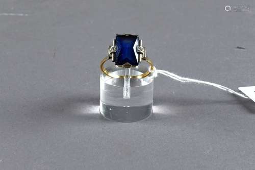 Bague de Dame. Sertie d'un simili saphir rectangul...;