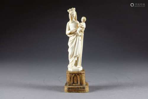 Vierge à l'Enfant Néogothique. Ivoire sculpté sur ...;