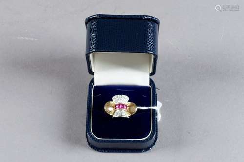 Bague de Dame. Stylisant un noeud sertie de huit r...;