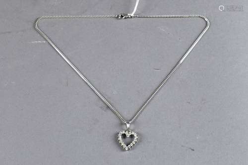 Pendentif coeur et son Coulant. Serti de dix huit ...;