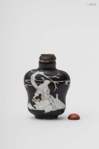 Wide-shouldered snuffbox - China, Qing dynasty, 19th century Famille noire porcelain, depicting an