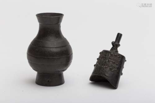 Hu vase and small bell Bronze. China, archaic work. - H: 10.1 cm (vase); 8 cm (bell)- -