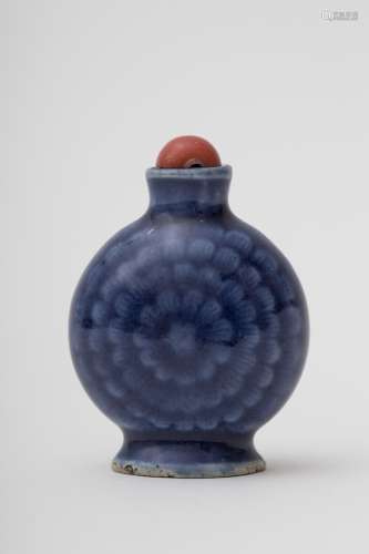 Gourd-shaped snuffbox - China, Qing dynasty, antique work Porcelain with concentric chrysanthemums