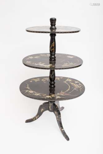 Dumbwaiter table Lacquer burgauté, with three oval trays and moulded stem. Very fine décor of birds