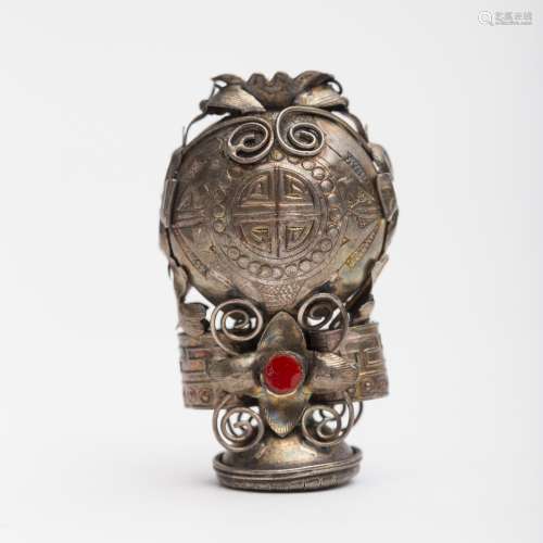 Small silver vase or snuffbox For altar offerings. Carved with a stylized Shou character. - H: 5.5
