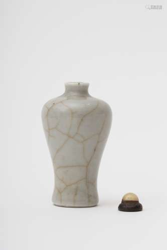 Meiping-shaped snuffbox - China, Qing dynasty, antique work Porcelain with grey celadon craquelure