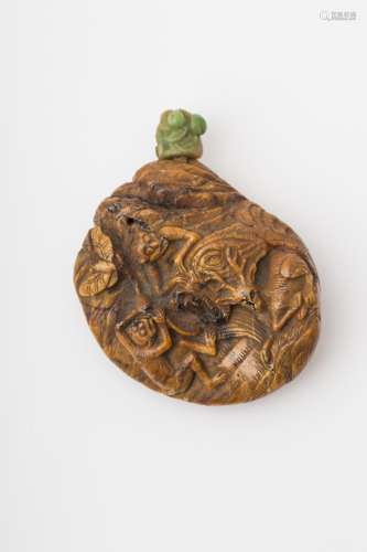 Large carved amber snuffbox - China, Qing dynasty, 19th century Palm-shaped, with a pattern of
