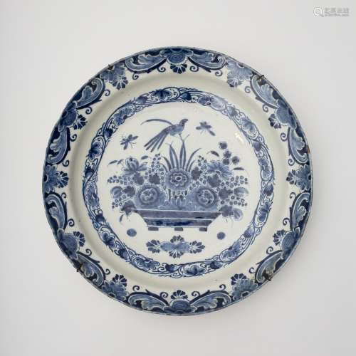Delft, 18th century Round plate Earthenware featuring a blue gardener, a bird and butterflies on a