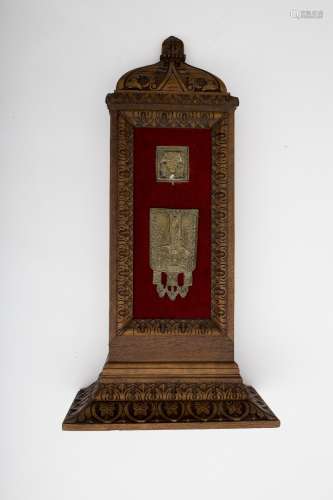 Russian work Two icons Gilded brass, presented in a carved oak box with floral décor. Pitting -