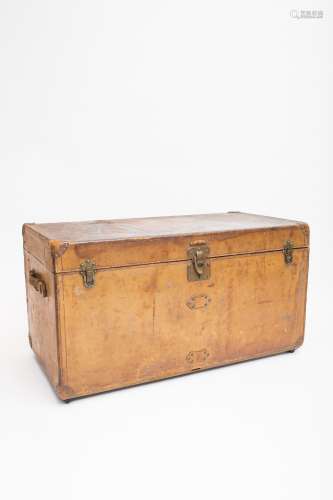 Louis Vuitton Large rolling trunk Natural hide, corners and braces with studded leather, lock and