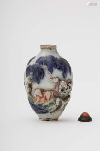 Oblong snuffbox - China, Qing dynasty, antique work Polychrome porcelain depicting horses under a