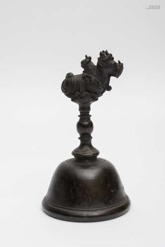 Ritual zun bell Bronze, featuring an ox. - H: 12 cm- -