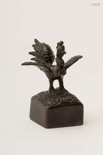 Phoenix-shaped seal - China, antique work Bronze, archaic characters carved under the base. - H: 6.
