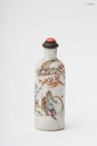 Bottle-shaped snuffbox - China, Qing dynasty, 18th or 19th century Famille rose porcelain,
