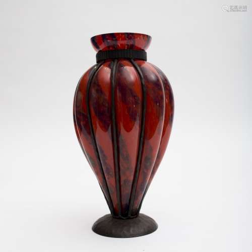 Art deco-style baluster vase Blown glass in a cast iron setting. - H: 31 cm; D: 19 cm- -