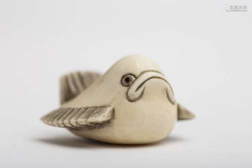 Katabori netsuke, fish, Japan, Meiji period Ivory, featuring a fish. Signed under the base. - L: 3.