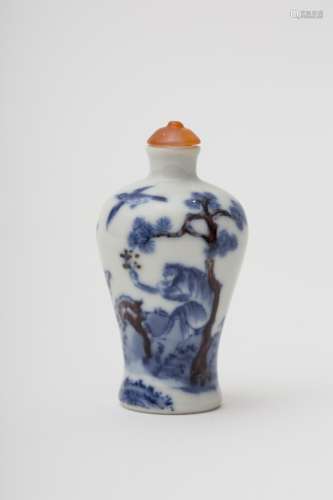Meiping-shaped snuffbox - China, Qing dynasty Porcelain, with underglaze blue and brown décor of a