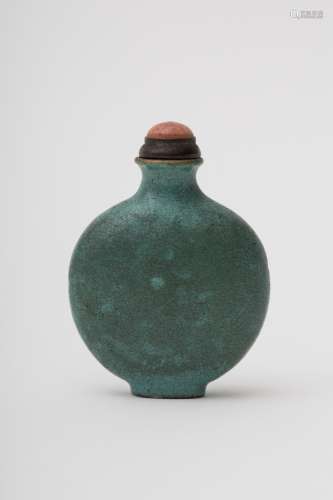 Gourd-shaped snuffbox Green-glazed fine craquelure porcelain, no décor. - H: 5.6 cm- -