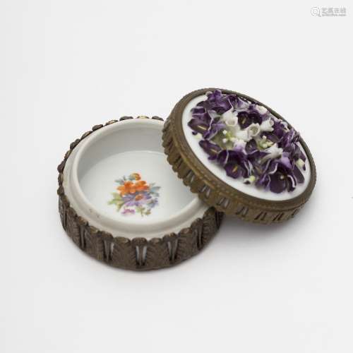 Meissen (Attributed to) Round box Porcelain with relief décor featuring irises and lilies-of-the-