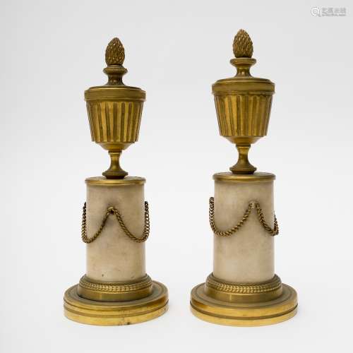 Pair of cassolettes Gilded bronze and alabaster. Missing a small chain. - H: 20 cm- -