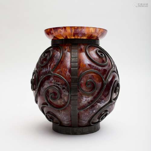 Art deco-style round vase Blown glass in a cast iron setting. - H: 24 cm; D: 24 cm- -