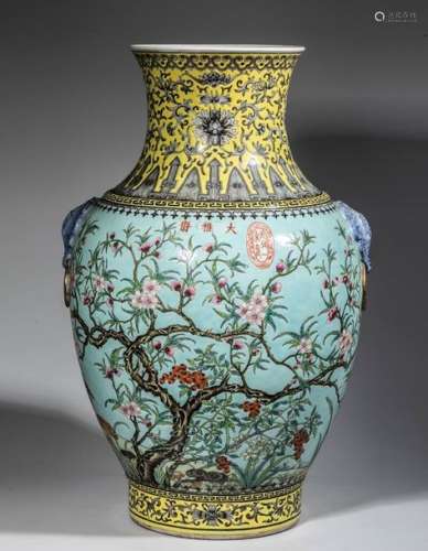Grand vase balustre en porcelaine polychrome, à dé...;