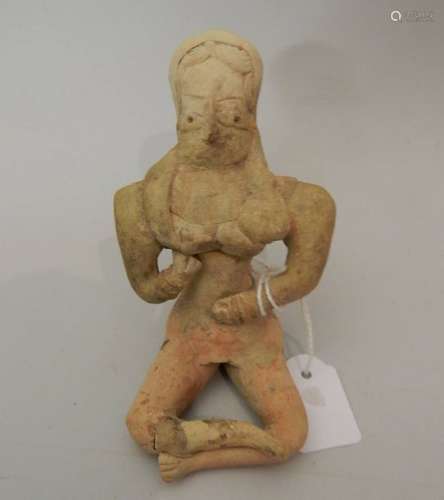 Figurine féminine assise en tailleur, en terre cui...;