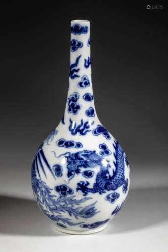 Vase soliflore en porcelaine de Hué,à décor de dra...;