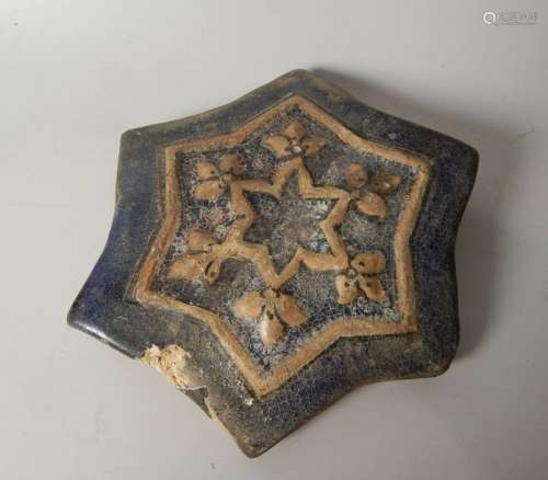 Carreau de céramique, en forme d’étoile. Gourgan, ...;