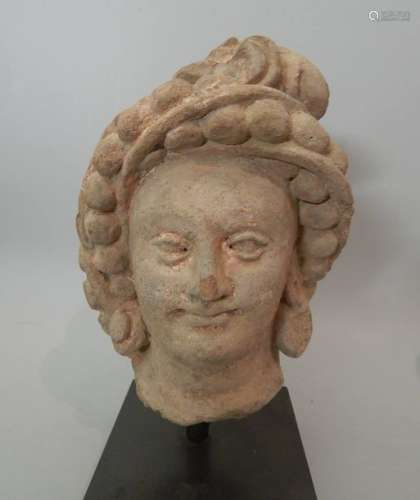 Tête de femme, en terre cuite. H :17 cm. GANDHARA ...;