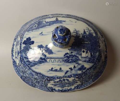 Couvercle ovale en porcelaine à décor “bleu blanc”...;