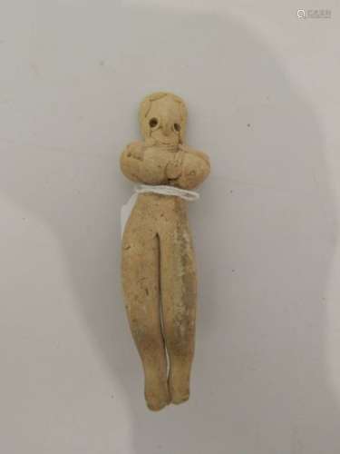 Figurine féminine assise, représentée les mains so...;