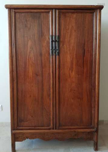 Armoire à deux portes et à l’intérieur aux deux ti...;