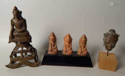 Ensemble comprenant : trois petits bouddha reliqua...;