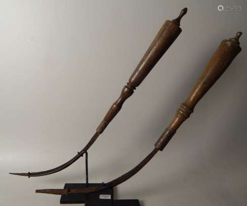 Deux faucilles en bois et métal. Laos, XXe siècle....;