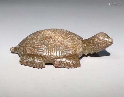 A HETIAN JADE CARVED TURTLE SHAPED PENDANT