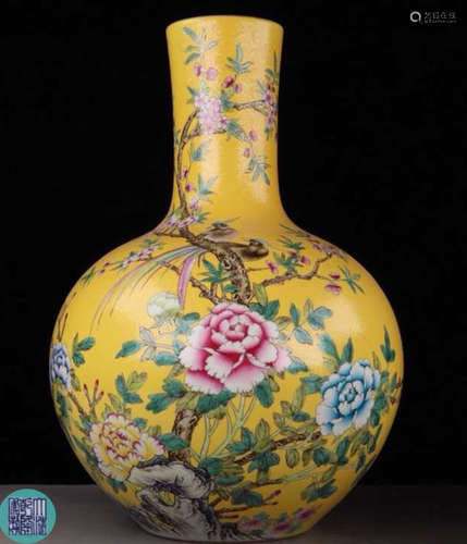 A YELLOW GLAZE FLORAL PATTERN VASE