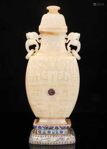 A HETIAN JADE DOUBLE DRAGON EAR VASE