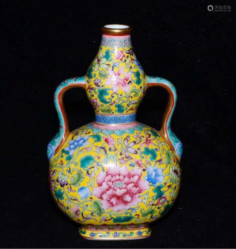 A FAMILLE ROSE GILD WRAPPED FLORAL PATTERN VASE