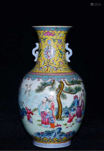 A FAMILLE ROSE GILD CHARACTER PATTERN VASE