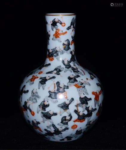 A FAMILLE ROSE FIGURE PATTERN VASE