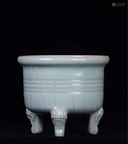 A YUAN DYNASTY LONGQUAN YAO TRIPOD CENSER