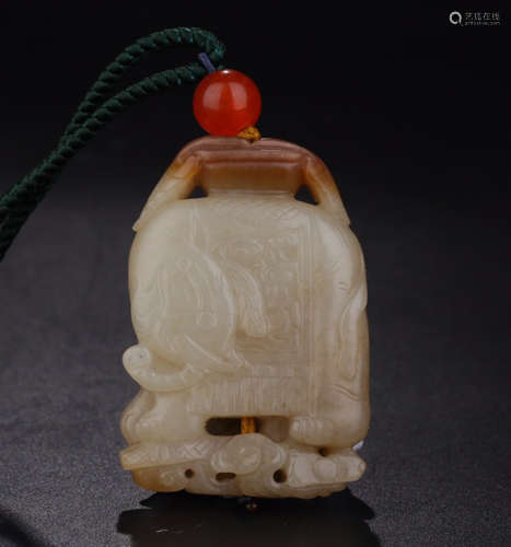 A HETIAN JADE CARVED ELEPHANT SHAPED PENDANT