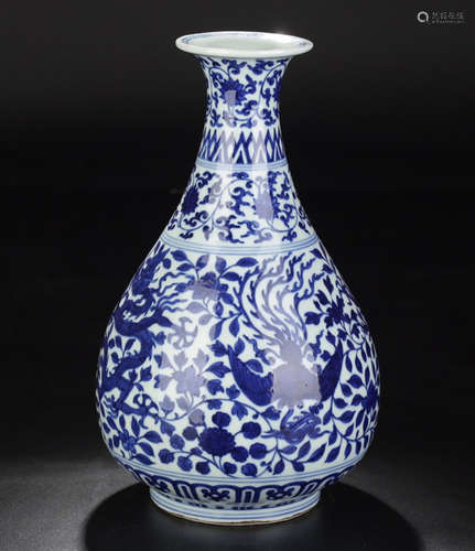 A WHITE AND BLUE GLAZE WRAPPED FLORAL PATTERN VASE