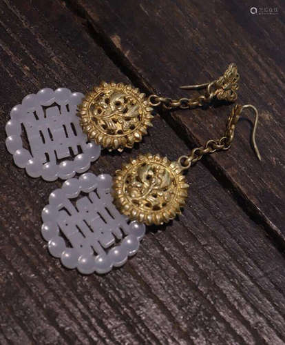 A SILVER AND HETIAN JADE HOLLOW DOUBLE XI PATTERN EARRING